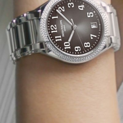 Eleganz für jeden Moment.💫
Die @patekphilippe  Twenty~4 Automatic vereint zeitlose Ästhetik mit moderner Uhrmacherkunst. Das graue Sonnenschliff-Zifferblatt, die funkelnde Diamantlünette und das polierte Edelstahlgehäuse machen sie zum perfekten Begleiter – vom Alltag bis zum besonderen Anlass.
#PatekPhilippe #PatekTime #Twenty4 #JuwelierGadebusch #köln