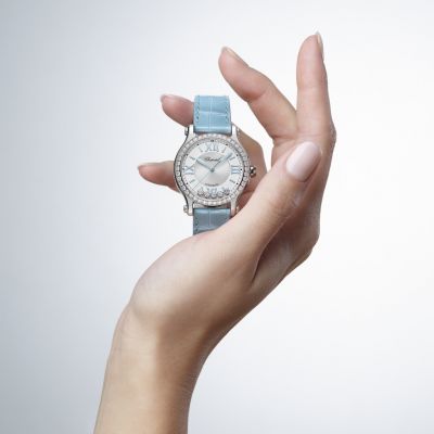 Die Happy Sport von @chopard  ist mehr als nur eine Uhr – sie ist pure Lebensfreude am Handgelenk. 💙 Seit 1993 stehen die ikonischen, frei tanzenden Diamanten für Kreativität, Leichtigkeit und den Mut, anders zu sein.
In der 33 mm Version vereinen sich edles Design und höchste Uhrmacherkunst: Bewegliche Diamanten zwischen Saphirglas, ein mechanisches Automatikwerk und ein faszinierendes türkisfarbenes Perlmutt-Zifferblatt treffen auf 18 Karat ethisches Roségold und Edelstahl. Abgerundet wird der Look durch ein elegantes blaues Armband – ein echtes Statement für Stilbewusstsein und Individualität.
#Chopard #HappySport #JuwelierGadebusch #köln