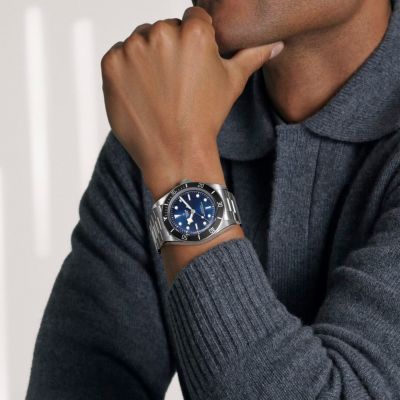 Entdecken Sie die Black Bay 68 von @tudorwatch  mit einem 43-mm-Edelstahlgehäuse und COSC-zertifiziertem Manufakturwerk Kaliber MT5601-U.#TudorWatch #BornToDare #JuwelierGadebusch #Köln