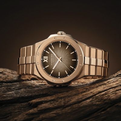 Zeit, die Höhe neu zu definieren. ✨
Die Alpine Eagle 41 XP CS Gold vereint extraflaches Design mit höchster Uhrmacherkunst: Nur 8 mm Gehäusehöhe, 18 Karat ethisches Roségold und ein faszinierendes „Shades of Wood“-Zifferblatt, inspiriert von alpinen Wäldern und der Iris eines Adlers.
Im Inneren schlägt das nur 3,30 mm hohe, COSC-zertifizierte L.U.C Kaliber 96.42-L mit goldenem Mikrorotor, Twin-Technologie und 65 Stunden Gangreserve. Ausgezeichnet mit dem Genfer Siegel, für kompromisslose Präzision und Handwerkskunst. 🏔️⌚️#Chopard #AlpineEagle #JuwelierGadebush #Köln