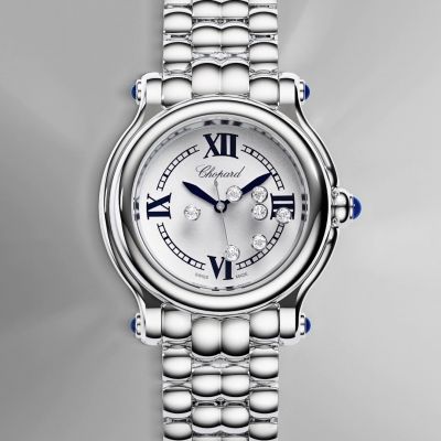 Eine Ikone, die Freiheit verkörpert. ✨

Mit der Happy Sport The First von @chopard kehrt ein zeitloser Klassiker zurück: 26 mm pure Eleganz in Lucent Steel™, veredelt mit frei beweglichen Diamanten, die bei jeder Bewegung ihren eigenen Moment einfangen. Angetrieben von einem präzisen Quarzwerk, verbindet sie ikonisches Design mit moderner Leichtigkeit. #Chopard #HappyDiamonds #HappySport #JuwelierGadebusch #Köln