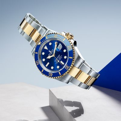 Blau liegt in der Luft. @rolex  Oyster Perpetual Submariner Date in Edelstahl Oystersteel und Gelbgold mit einem königsblauen Zifferblatt und einer Cerachrom-Zahlenscheibe in blauer Keramik. #Rolex #SubmarinerDate #OfficialRolexRetailer #JuwelierGadebusch #Köln