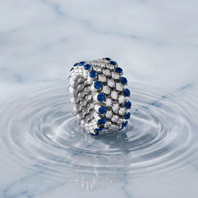 Die Brevetto Kollektion von @serafino_consoli_jewelry vereint Innovation, Eleganz und die Magie der Verwandlung. Im Mittelpunkt steht der einzigartige Multi Size Ring – der weltweit einzige Ring, dessen Größe sich mit nur einer Berührung verändern lässt.
Dank seiner flexiblen Struktur passt er sich jeder Fingergröße an und wird so zu einem zeitlosen Begleiter, der Generationen verbindet.💎
Der Multi Size Ring mit fünf Reihen aus edlem Weißgold, funkelnden weißen Diamanten und leuchtenden blauen Saphiren interpretiert die Schönheit natürlicher Elemente neu – pur, kraftvoll und voller Energie.
Ein Schmuckstück, das jede Lebensphase begleitet und mit seinen Trägerinnen wächst. ✨ 
#SerafinoConsoli #BrevettoCollection #JuwelierGadebusch #köln