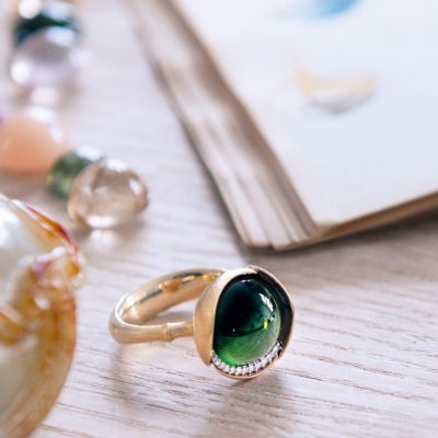 Blühende Eleganz in ihrer feinsten Form 🌸✨
Der Lotus Ring von Charlotte Lynggaard vereint 18 Karat Gelbgold und Roségold zu einer harmonischen Komposition voller Wärme und Raffinesse. 13 funkelnde Diamanten umrahmen einen leuchtend grünen Turmalin – wie ein kostbarer Blütenkern im ersten Sonnenlicht.
In liebevoller Handarbeit gefertigt, zeigen sich die sichtbaren Goldflächen edel hand-satiniert, während die Innenseite des Rings poliert ist – ein zartes Spiel aus Struktur und Glanz, das man nicht nur sieht, sondern spürt.
Ein feminines Statement aus der Lotus Kollektion von @olelynggaardcopenhagen : natürlich, sinnlich und zeitlos schön. 💚💎
#OleLynggaardCopenhagen #LotusKollektion #JuwelierGadebusch #köln