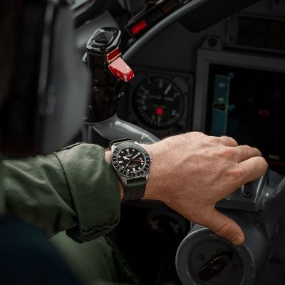 Erleben Sie die Pelagos FXD GMT mit einem 42-mm-Titangehäuse sowie COSC- und METAS-Zertifizierung für höchste Präzision und Robustheit. 

@tudorwatch
#TudorWatch #BornToDare #PelagosFxd