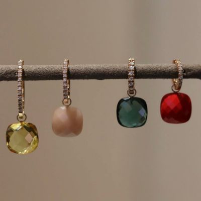 Ohrringe, die Raum für unzählige Möglichkeiten lassen.✨
Die Creolen mit Öse aus der Kollektion Colours Change von Gadebusch Juwelen, verbinden handwerkliche Tradition mit moderner Wandelbarkeit. Unterschiedliche Steine, Farben und Schliffe treffen auf 18-karätiges Gold, traditionell anders interpretiert und immer neu kombinierbar.💎 #GadebuschJuwelen #ColoursChangeKollektion #TraditionellAnders #JuwelierGadebusch #Köln