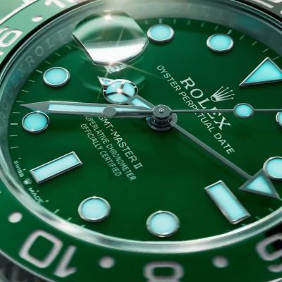 Perfekte Abstimmung. Die neue @Rolex GMT‑Master II ist mit dem ersten Zifferblatt aus Keramik von Rolex ausgestattet. Dieses grüne Cerachrom-Zifferblatt wird aus Hightech-Keramik gefertigt und präsentiert sich in demselben Grün wie die untere Hälfte der Cerachrom-Zahlenscheibe. Diese Kombination ist erhältlich für die GMT‑Master II in 18 Karat Weißgold mit Aufzugskrone und Datumsanzeige an der linken Seite. #Rolex #GMTMasterII #WatchesAndWonders2025 #JuwelierGadebusch #köln