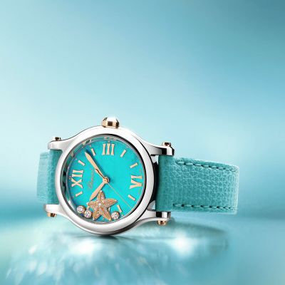 💎🌊 Sunshine, sea breeze & a little sparkle.
Die Happy Starfish von @chopard  bringt den Sommer ans Handgelenk: türkisfarbenes Perlmutt, funkelnde Diamanten und zartes ethisches Roségold treffen auf die ikonische Leichtigkeit der Happy Sport Kollektion. ✨
Der verspielte Seestern und die frei tanzenden Diamanten erinnern an sonnige Tage am Meer und ganz viel joie de vivre – für alle, die Luxus gerne verspielt tragen. 💕☀️
#Chopard #HappySport #HappyStarfisch #JuwelierGadebusch #köln