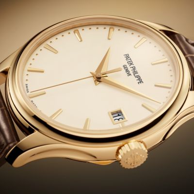 Pure Eleganz in ihrer zeitlosesten Form. 

Die @patekphilippe  5227J-001 verkörpert den minimalistischen Geist der Calatrava mit einer harmonisch runden Gehäuseform aus Gelbgold und einem elfenbeinfarbenen, lackierten Zifferblatt.

Fein geschwungene Übergänge, applizierte Stundenindizes und Zeiger aus Gelbgold unterstreichen ihre zurückhaltende Ästhetik. Ein besonderes Detail offenbart sich auf der Rückseite: der Saphirglasboden mit Staubschutzdeckel und unsichtbarem Scharnier. #PatekPhiliipe #Calatrava #JuwelierGadebusch #Köln