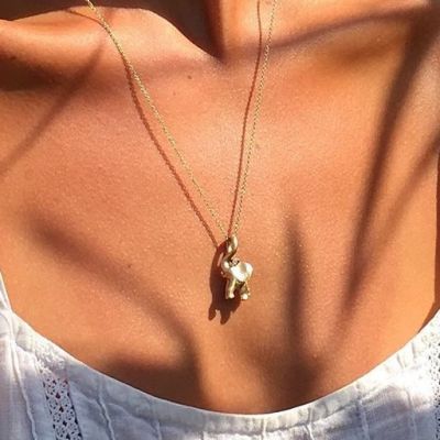 Der von Ole Lynggaard entworfene Elephant Anhänger Medium ist ein Meisterwerk der Goldschmiedekunst – gefertigt aus 750/- Gelbgold und veredelt mit einem feinen Diamanten. 💎
Mit seinem kunstvoll gearbeiteten Rüssel, der gleichzeitig als Verschluss dient, lässt sich der Anhänger ganz individuell an Kette oder Armband tragen. Gehämmert und poliert in reiner Handarbeit – für einen ausdrucksstarken Look mit Bedeutung. 🐘
Ein edles Statement aus der Elephant Collection von @olelynggaardcopenhagen , das Geschichten erzählt.
#OleLynggaardCopenhagen #ElephantCollection #JuwelierGadebusch #köln