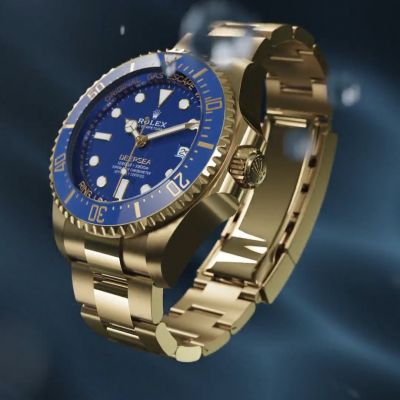 Dazu angetan, Glanz bis zum Grund der Ozeane zu verbreiten. Die @rolex  Deepsea in 18 Karat Gelbgold ist mit einem blau lackierten Zifferblatt und einer Cerachrom-Zahlenscheibe aus blauer Keramik ausgestattet. Eine technische Innovation: Der hochwertige Kompressionsring des Ringlock-Systems ist ebenfalls aus blauer Keramik gefertigt. Die Druck- und Verformungs­beständigkeit dieses Hightech-Materials trägt zur Wasserdichtheit der Armbanduhr bei, die bis zur extremen Tiefe von 3.900 Metern garantiert ist.
#Rolex #RolexDeepsea #OfficialRolexRetailer #JuwelierGadebusch #Köln