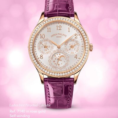 🤍 Ladies First – zeitlose Perfektion in ihrer femininsten Form 🤍
Der Ladies First Perpetual Calendar von @patekphilippe  ist eine Hommage an höchste Uhrmacherkunst – geschaffen für Frauen mit Sinn für wahre Werte.
Ein mechanisches Gedächtnis von 1461 Tagen, das Monate, Schaltjahre und den 29. Februar mühelos meistert, trifft auf pure Eleganz in Roségold.
Das opalinsilberweiße Zifferblatt mit aufgesetzten Goldindizes strahlt sanfte Raffinesse aus, während 68 Diamanten auf der Lünette und funkelnde Akzente an der Schließe luxuriöse Highlights setzen. Zwei edle Alligatorbänder – nerzgrau und königspurpur – machen dieses Meisterwerk so wandelbar wie seine Trägerin.
#PatekPhilippe #PatekTime #GrandComplications #JuwelierGadebusch #köln