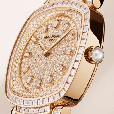 Die @patekphilippe  Gondolo Haute Joaillerie vereint die Brillanz von Diamanten mit dem schimmernden Glanz feinster Akoya-Perlen.

Das außergewöhnliche Design aus Roségold und kostbarer Geometrie trifft auf ein von Hand aufgezogenes mechanisches Uhrwerk, das durch den transparenten Saphirglasboden sichtbar wird.

Eine faszinierende Symbiose aus Haute Joaillerie und traditioneller Uhrmacherkunst. #PatekPhilippe #Gondolo #JuwelierGadebusch #Köln
