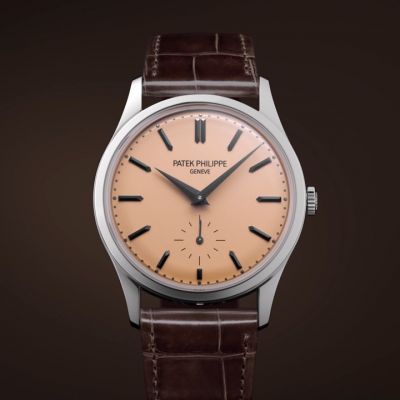 Die Calatrava in Platin von @patekphilippe  vereint klassische Schönheit mit moderner Präzision: ein roségoldenes Opalin-Zifferblatt, ein poliertes Gehäuse mit sanften Linien und ein glänzendes schokoladenbraunes Alligatorlederarmband. Angetrieben vom Kaliber 30-255 PS mit Handaufzug bietet sie präzise Zeitmessung und 65 Stunden Gangreserve – ein Meisterwerk für Liebhaber feiner Uhrmacherkunst. ⌚
#PatekPhilippe #PatekTime #Calatrave #JuwelierGadebusch #köln