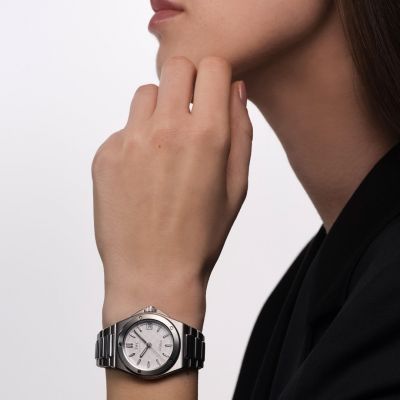 Die IWC Ingenieur Automatic 35 (Ref. IW324901) bringt das legendäre Ingenieur-Design in einem kompakten 35-mm-Gehäuse – für hervorragenden Tragekomfort und beeindruckende Detailtiefe.🤍
Das Edelstahlgehäuse mit integriertem Armband, das argentéfarbene Zifferblatt mit charakteristischem Grid-Muster sowie rhodinierte Zeiger und Appliken verleihen der Uhr ihren unverwechselbaren Charakter. Satinierte und polierte Oberflächen sorgen für elegante Lichtreflexe.✨
Durch den Sichtboden offenbart sich das fein veredelte Kaliber 47110 mit 42 Stunden Gangreserve, Perlierungen, Genfer Streifen und vergoldeter Schwungmasse.⚙️
Eine Ingenieur in ihrer elegantesten und tragbarsten Form.⌚
@iwcwatches @iwcwatches_ger 
#IWCSchaffhausen #Ingenieur #JuwelierGadebusch #Köln