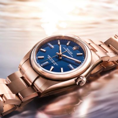 Die neue @rolex  Oyster Perpetual 34 in 18 Karat Everose-Gold gefällt mit einem Zifferblatt in einem neuen Farbton – Blue stone – und drei Indizes in Dumortierit, dessen Schliff seine verschiedenfarbigen Schattierungen betont. #Rolex #OysterPerpetual #WatchesAndWonders2026 #JuwelierGadebusch #köln