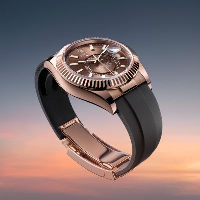 Reisen mit Überblick. Ein Meisterwerk der Technik, das Eleganz und einfache Bedienung in sich vereint. Die @rolex  Sky-Dweller erlaubt es Reisenden, weltweit stets die Zeit im Blick zu behalten. Ihr Saros-Jahreskalender und die zweite Zeitzone lassen sich anhand des genialen Ring-Command-Systems schnell und sicher einstellen. Mit ihrer Hochleistungsfähigkeit verkörpert die Sky-Dweller die einzigartige Innovationskultur von Rolex, die die Grenzen der Fertigung mechanischer Uhren stets neu definiert.
#Rolex #SkyDweller #OfficialRolexRetailer #JuwelierGadebusch #Köln