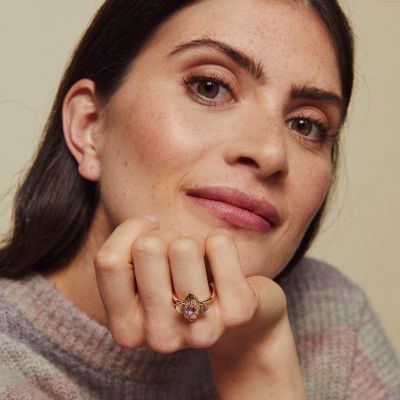 🌸 Blütenzauber in Roségold 🌸

Der Poppy Ring von @bronjewelry  verführt mit ultra-femininer Eleganz: Polierte Blätter aus 18 Karat Roségold umrahmen ein leuchtendes Herz aus Amethyst– zart, farbintensiv und voller Sommerpoesie. 💜✨

Die florale Poppy Kollektion feiert die schönsten Farben und bringt Frühling und Sommer direkt an Ihre Hand. Ein Schmuckstück zum Verlieben – leicht, feminin und zeitlos.
#BronJewelry #PoppyRings #FineDutschJewelry #JuwelierGadebusch #köln