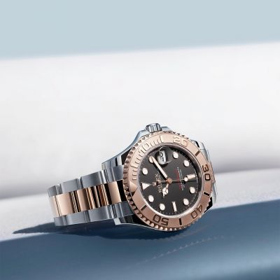 Den Kurs bestimmen. @rolex  Yacht‑Master 37 in Everose-Gold und Edelstahl Oystersteel mit einem Oyster-Band. Das tiefschwarze Zifferblatt präsentiert sich mit verbreiterten Zeigern und Indizes in einfachen Formen, deren Leuchtmasse lange blau nachleuchtet, wodurch eine außergewöhnliche Ablesbarkeit auch im Dunkeln gewährleistet ist.
#Rolex #YachtMaster #OfficialRolexRetailer #JuwelierGadebusch #Köln