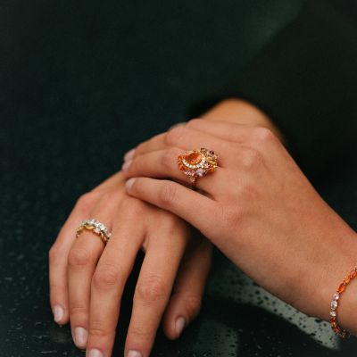 🧡🔥 Wie ein Sonnenuntergang, eingefangen in einem Schmuckstück.

Eine Kreation von @grimaldofirenze , in deren Zentrum ein faszinierender Feueropal erstrahlt. Umgeben von einem harmonischen Farbspiel aus rosa Saphiren, rosa Turmalin, gelbem Beryll und leuchtendem Mandaringranat entsteht eine Komposition voller Wärme, Lebendigkeit und Eleganz.  #GrimaldoFirenze #ChandelierKollektion #JuwelierGadebusch #Köln