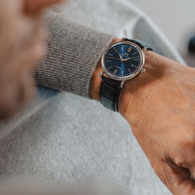 Die neue Portofino Automatic verkörpert die mediterrane Leichtigkeit und zeitlose Eleganz, für die diese Linie seit 1984 steht. Das Edelstahlgehäuse in Kombination mit dem tiefblauen Zifferblatt und den vergoldeten Zeigern sorgt für einen harmonischen und zugleich luxuriösen Ausdruck.
Das handgefärbte schwarze Alligatorlederarmband verleiht der Uhr eine besonders edle Note und trägt sich angenehm am Handgelenk. Mit ihrem klaren Drei-Zeiger-Design bleibt sie der klassischen Portofino-DNA treu und verbindet Einfachheit mit stilvollem Understatement.
Ein Klassiker, der Eleganz und Stil auf unvergleichliche Weise verkörpert.⏱️✨Ref.: IW356523 @iwcwatches  @iwcwatches_ger 
#IWCSchaffhausen #Portofino #JuwelierGadebusch #köln