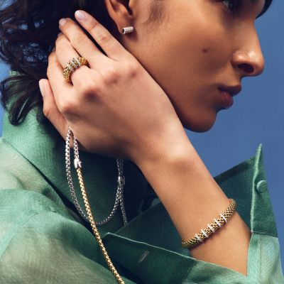 Eleganz, die sich Ihrem Stil anpasst. ✨
Die Vendôme Flex’it Kollektion von @fope1929  vereint ikonisches Design mit höchstem Tragekomfort: gefertigt aus 18 Karat Gold und veredelt mit funkelndem Diamant-Pavé, schmiegen sich Armband und Ring dank der flexiblen Flex’it-Technologie perfekt an.
Ob einzeln getragen oder als strahlendes Set – ein Ausdruck moderner Raffinesse und zeitloser Schönheit. 💫
#FOPE #VendomeCollection #JuwelierGadebusch #köln