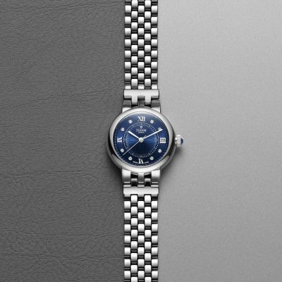 Entdecken Sie die Clair de Rose von @tudorwatch , mit einem polierten Edelstahlgehäuse von 26 mm und einem unverkennbaren Zifferblatt in „TUDOR Blau“. #TudorWatch #BornToDare #TudorBoutiqueKöln