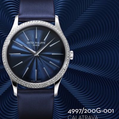 Zeitlose Eleganz in ihrer femininsten Form. ✨
Die Calatrava von @patekphilippe  begeistert mit einem Zifferblatt in tiefem Mitternachtsblau: Ein geprägtes Wellenmotiv, überzogen mit zahlreichen Schichten transluzidem Lack, verleiht faszinierende Tiefe. 76 Brillanten lassen die Lünette strahlen und unterstreichen die pure Raffinesse dieses 35 mm Weißgold-Zeitmessers.
Im Inneren arbeitet das ultraflache Automatik-Kaliber 240 mit 22K-Gold-Minirotor – höchste Uhrmacherkunst, stilvoll eingebettet in vollendeter Ästhetik. Das satinierte Kalbslederband in Navy greift den Farbton des Zifferblatts harmonisch auf. 💙
✨ Die Calatrava Kollektion sowie ein großer Teil der Patek Philippe Kollektion sind aktuell bei uns im Geschäft erlebbar – in unserer kleinen, exklusiven Patek Philippe Welt, die wir nur noch bis Samstag, 14.März 2026  für Sie geschaffen haben.
Wir freuen uns auf Ihren Besuch.
#PatekPhilippe #PatekTime #Calatrava #JuwelierGadebusch #köln