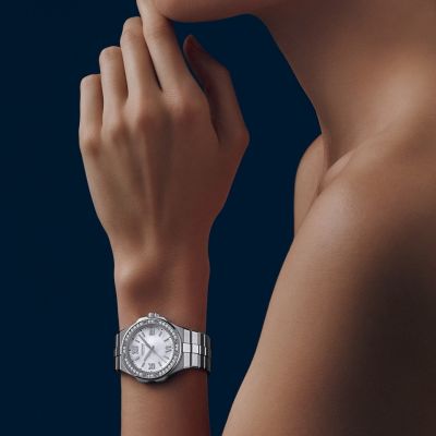 Die Alpine Eagle von @chopard  vereint sportliche Raffinesse mit zeitloser Eleganz. 
Gefertigt aus Lucent Steel™ und mit einem Durchmesser von 36 mm, strahlt sie Leichtigkeit und Stil aus. 🦅✨
Das weiße Perlmutt-Zifferblatt mit rhodinierten römischen Ziffern und Indexen, die mit Super-LumiNova beschichtet sind, fängt das Licht auf einzigartige Weise ein – wie der Schimmer eines schneebedeckten Gipfels. ❄️
#Chopard #AlpineEagle #JuwelierGadebusch #köln