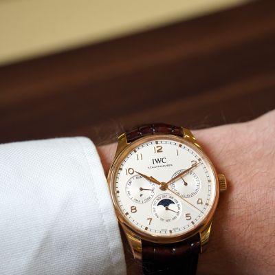 Heute feiern wir all die Väter, die uns prägen, unterstützen und jeden Tag für uns da sind. ✨
Ein Moment, um Danke zu sagen für alles, was oft selbstverständlich wirkt.💙
Die IWC Portugieser Perpetual Calendar 42 (Ref. IW344202) vereint Beständigkeit, Präzision und zeitlose Eleganz. Werte, die besonders am Vatertag eine schöne Bedeutung tragen und Generationen begleiten.
Juwelier Gadebusch wünscht alles Liebe zum Vatertag.🍀 @iwcwatches @iwcwatches_ger 
#Vatertag #IWCwatches #IWCPortugieser #JuwelierGadebusch #Köln