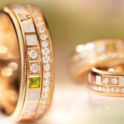 Zeit ist kein Faktor. Sie ist die Voraussetzung.
30 Gravurebenen, von Hand aufgetragene Kaltemaille, handgefasste Brillanten – der Ring POWER IN WHITE entsteht in der Wellendorff-Manufaktur mit höchster Präzision.
Ein Ring aus 18‑karätigem Gold und perlmuttweißem Schimmer.
Für Frauen, die Klarheit leben und ihren eigenen Weg gehen. 🤍
#Wellendorff #ChooseYourPower #finejewellery #JuwelierGadebusch #köln