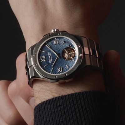 🦅 Höchste Uhrmacherkunst, inspiriert von der Kraft der Natur.
Mit der Alpine Eagle Flying Tourbillon hebt @chopard  seine ikonische Sportuhrenkollektion auf ein neues Niveau. Das faszinierende Zifferblatt in tiefem Blau, dessen Struktur von der Iris eines Adlers inspiriert ist, trifft auf ein außergewöhnlich flaches fliegendes Tourbillon – ein Meisterwerk der Präzision und Eleganz.
Im Herzen der Uhr schlägt das nur 3,30 mm hohe Manufakturkaliber L.U.C 96.24-L. Als eine der wenigen Uhren weltweit vereint die Alpine Eagle Flying Tourbillon gleich zwei der renommiertesten Auszeichnungen der Haute Horlogerie: die Chronometer-Zertifizierung und das Genfer Siegel.
#Chopard #AlpineEagle #JuwelierGadebusch #köln