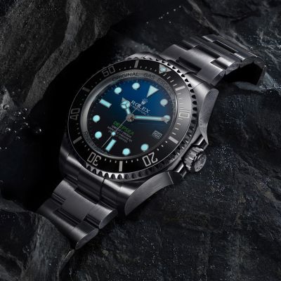 Ein unentbehrliches Instrument. Die in eine Richtung drehbare Lünette der @rolex Deepsea verfügt über eine schwarze Cerachrom-Zahlenscheibe mit 60-Minuten-Graduierung, auf der die Taucher ihre Tauchzeit zuverlässig ablesen können.#Rolex #RolexDeepsea #OfficialRolexRetailer #JuwelierGadebusch #Köln
