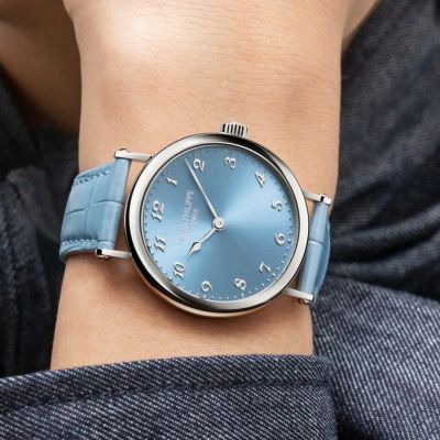 🩵 Zeitlose Eleganz in ihrer schönsten Form.
Mit der Calatrava Ref. 7200/50G-012 präsentiert @patekphilippe  eine Uhr, die feminine Raffinesse und höchste Uhrmacherkunst harmonisch vereint. Das faszinierende eisblaue Sonnenschliff-Zifferblatt verleiht diesem außergewöhnlichen Zeitmesser eine frische, moderne Ausstrahlung, während das Gehäuse im Officer-Stil aus poliertem Weißgold klassische Eleganz verkörpert.
Angetrieben vom ultraflachen Automatikkaliber 240 mit 22-Karat-Gold-Minirotor, beeindruckt die Calatrava nicht nur durch ihre Ästhetik, sondern auch durch ihre technische Finesse. Das Alligatorlederband in Eisblau rundet das harmonische Gesamtbild perfekt ab.
Ein Meisterwerk für alle, die dezente Schönheit und außergewöhnliche Handwerkskunst schätzen.
#PatekPhilippe #PatekTime #Calatrava #JuwelierGadebusch #köln