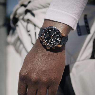 Fortschrittliche Technik.
Die neue Pilot’s Watch Performance Chronograph 41 aus 18-karätigem Rotgold feiert die Partnerschaft zwischen IWC und @f1movie . Sie verfügt über ein schwarz lackiertes Zifferblatt mit Goldapplikationen und eine schwarze Tachymeterlünette aus Keramik.

📸 IW388309
@iwcwatches @iwcwatches_ger 

#IWCwatches | #IWCpilot | #IWCracing | #TheReference | #F1movie