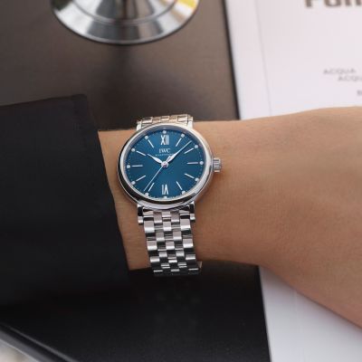 Schlichte Eleganz für jeden Moment. 💙✨
Die Portofino Automatic 34 von IWC Schaffhausen verkörpert feminine Raffinesse in ihrer pursten Form. Das tiefblaue Zifferblatt trifft auf ein 34-mm-Edelstahlgehäuse – zeitlos, stilvoll und wunderbar vielseitig.
Im Inneren sorgt ein präzises Automatikwerk für zuverlässige Performance, während das gewölbte, beidseitig entspiegelte Saphirglas die klare Ästhetik unterstreicht. Dank Schnellwechselsystem passt sich das Edelstahlarmband flexibel Ihrem Stil an.
Für Frauen, die Understatement lieben – und dennoch ein starkes Statement setzen. ✨
@iwcwatches  @iwcwatches_ger 
#IWCSchaffhausen #Portofino #JuwelierGadebusch #köln