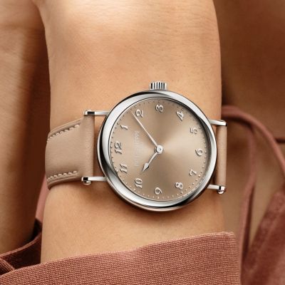 Zeitlose Schönheit in ihrer reinsten Form. ✨
Mit der @patekphilippe  Calatrava 7200/50G-001 interpretiert Patek Philippe klassische Eleganz auf moderne Weise. Das strahlende sandbeige Sonnenschliff-Zifferblatt, die filigranen Breguet-Ziffern aus Weißgold und die charakteristischen birnenförmigen Zeiger verleihen diesem Zeitmesser eine außergewöhnlich harmonische Ausstrahlung.
Abgerundet wird das Design durch ein perfekt abgestimmtes sandbeiges Kalbslederarmband – eine stilvolle Kombination aus zeitloser Ästhetik und höchster Uhrmacherkunst.
#PatekPhilippe #PatekTime #Calatrava #JuwelierGadebusch #köln