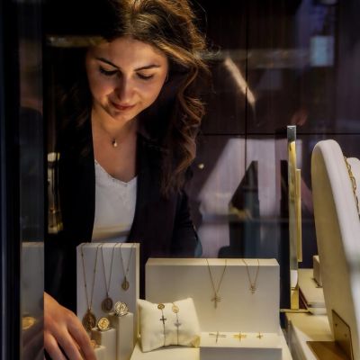 Zur Konfirmations- und Kommunionszeit stehen besondere Momente im Mittelpunkt. 
Manchmal sind es die kleinen Zeichen, die lange begleiten. Schlicht, bedeutungsvoll und voller Erinnerung. 

In unserer DNA Kollektion finden Sie ausgewählte Schmuckstücke, die genau für solche Anlässe gemacht sind. 

#TraditionellAnders #DNA #JuwelierGadebusch #Köln