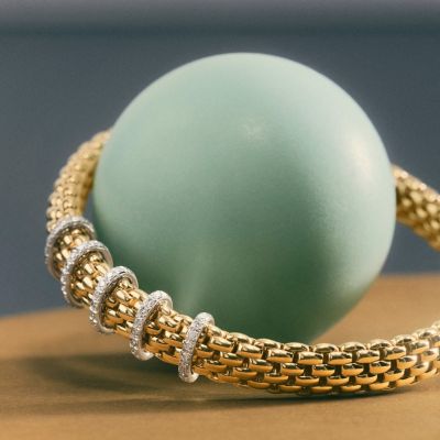 ✨ Zeitlose Eleganz trifft auf italienische Handwerkskunst ✨
Das Flex’it-Armband aus der @fope1929  Vendôme Kollektion vereint luxuriöses 18 Karat Gelbgold mit funkelndem Diamant-Pavé – flexibel, modern und unverkennbar stilvoll. 💎
Ein Schmuckstück, das jeden Look mit subtiler Raffinesse vollendet.
#FOPE #finejewellery #goldbracelet #JuwelierGadebusch #köln