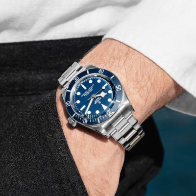 Erleben Sie die Black Bay 58 von @tudorwatch  mit ihrem 39-mm-Edelstahlgehäuse und einem blauen gewölbten Zifferblatt sowie einer Wasserdichtheit bis 200 m – für ultimative Vielseitigkeit. #TudorWatch #BornToDare #TudorBoutiqueKöln