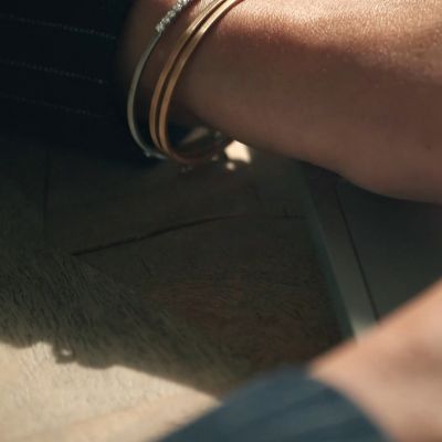 Zu wissen, was einem wichtig ist, verändert alles. ❤️
UMARME MICH Power in diamonds ist ein Wellendorff-Armband für Frauen, die ihre Stärke kennen.
Gefertigt aus 18‑karätigem Gold und veredelt mit handgefassten Brillanten, legt es sich federnd um das Handgelenk.
Und bleibt – leise, spürbar und ganz bei ihr.
#Wellendorff #ChooseYourPower #FineJewellery #JuwelierGadebusch #köln