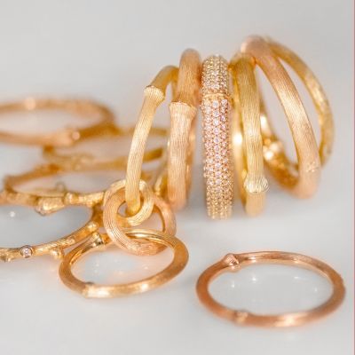 🌿 Natürliche Eleganz in Gold ✨
Die Nature-Kollektion von Charlotte Lynggaard aus der dänischen Manufaktur @olelynggaardcopenhagen  lässt sich von den filigranen Texturen von Ästen und Zweigen inspirieren. Jeder Ring und Anhänger aus 18-karätigem Gelb- oder Roségold wird von Goldschmiedemeistern von Hand satiniert, manche funkelnd mit Diamanten in Pavé-Fassung. Ein Stück Natur – meisterhaft verarbeitet für zeitlose Schönheit am Finger. 💛💎
#OleLynggaardCopenhagen #NatureKollektion #JuwelierGadebusch #köln
