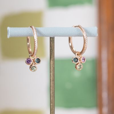 Diese Lux Creolen mit Diamanten von @bronjewelry  bringen pure Leichtigkeit in Ihren Look. Kombiniert mit Einhängern aus blauen, grünen und lilafarbenen Saphiren, die zu einer lebhaften Farbharmonie verschmelzen und bei jeder Bewegung funkeln. Modern, verspielt und dennoch elegant – ein Schmuckstück, das gute Laune trägt.
💙💚💜 Ein frischer Farbtupfer für jeden Tag. ✨ Leuchtend, feminin und voller Persönlichkeit.
#BronJewelry #FineDutchJewelry #ConfettiEarrings #JuwelierGadebusch #köln