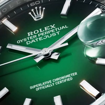 Die neue @rolex  Datejust 41 in Rolesor weiß kombiniert die Robustheit von Edelstahl und die Kostbarkeit von Weißgold mit einem Zifferblatt in Grün ombré und einer geriffelten Lünette. So verbindet sie charakteristische Rolex Attribute miteinander.#Rolex #Datejust #WatchesAndWonders2026