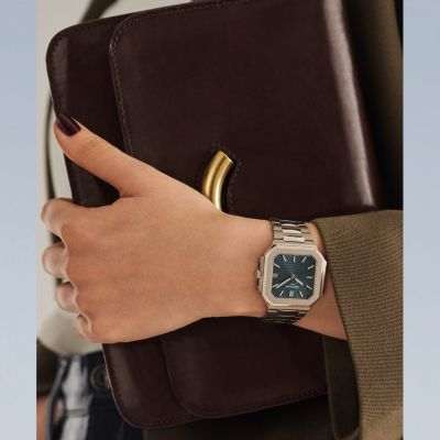 Casual Chic in Perfektion.
Die Cubitus von @patekphilippe  zeigt, wie modern Eleganz sein kann. Mit ihrer markanten, quadratischen Form und sanft abgerundeten Kanten setzt sie ein starkes Design-Statement.
Das Spiel aus satinierten und polierten Flächen verleiht dem Weißgoldgehäuse eine besondere Tiefe, während das blau-graue Zifferblatt mit feinem Sonnenschliff und horizontaler Prägung für einen subtilen, dynamischen Look sorgt.
Im Inneren arbeitet das automatische Kaliber 26-330 S C – präzise, zuverlässig und geschaffen für jeden Moment.
Eine Uhr für alle, die Stil nicht definieren, sondern leben.
#PatekPhilippe #PatekTime #Cubitus #JuwelierGadebusch #köln