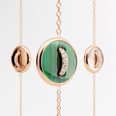 ✨ Schmuck, der Ihre Geschichte erzählt.
Mit der Pom Pom Dot Kollektion interpretiert @pomellato  ein ikonisches Design aus dem Jahr 1974 neu – verspielt, modern und voller Persönlichkeit. Inspiriert vom Knopf als Symbol für Verbundenheit und Schutz, werden die Schmuckstücke zu individuellen Begleitern, die sich deinem Stil und deinen Momenten anpassen. 💕
Malachit, Perlmutt, Türkis oder funkelnde Diamanten – jeder Edelstein erzählt seine eigene Geschichte und verleiht jedem Armband eine ganz besondere Bedeutung.
Denn Schmuck ist mehr als ein Accessoire: Er bewahrt Erinnerungen, unterstreicht deine Persönlichkeit und schenkt jedem Tag einen Hauch von Mailänder Eleganz. ✨
💖 Welcher Stein passt am besten zu Ihnen – der geheimnisvolle Malachit, das zarte Perlmutt, der lebendige Türkis oder die zeitlosen Diamanten?
#Pomellato #PomPomDot #JuwelierGadebusch #köln