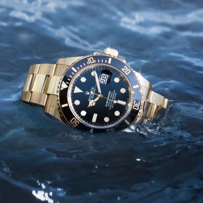 Neue Grenzen überwinden. Die @rolex  Submariner Date in 18 Karat Gelbgold verfügt über ein schwarz lackiertes Zifferblatt. Die Graduierungen und Ziffern der Cerachrom-Zahlenscheibe sind mit Gelbgold überzogen, wodurch ein perfekter Kontrast zur schwarzen Hightech-Keramik entsteht.#Rolex #SubmarinerDate #OfficialRolexRetailer #JuwelierGadebusch #Köln