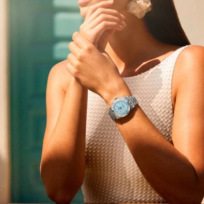 Der Einladung des Sommers gefolgt. Die Black Bay 54 „Lagoon Blue“ bringt ihr strukturiertes Zifferblatt und das Lebensgefühl von Küsten mit zu jedem Moment am Wasser. #TudorWatch #BornToDare #DaringWatches #tudorboutique
