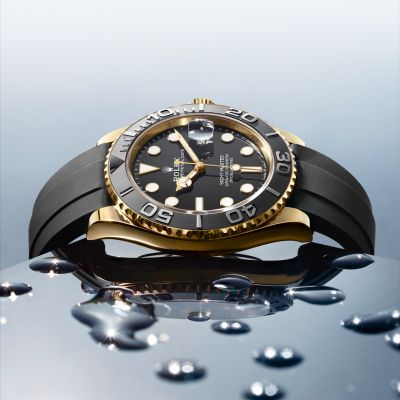 Die @rolex  Yacht‑Master 42, eine legendäre maritime Armbanduhr in 18 Karat Gelbgold, inspiriert ihre Träger dazu, ihren eigenen Kurs zu setzen. Ihre charakteristische drehbare Lünette mit 60-Minuten-Graduierung besitzt einen gezackten Außenrand – ein besonderes haptisches Merkmal für einen Zeitmesser, der in allen Lebens­situationen für Gewissheit und komfortable Sicherheit sorgt.#Rolex #YachtMaster #OfficialRolexRetailer #JuwelierGadebusch #Köln