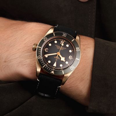 Erleben Sie die Black Bay Bronze mit ihrem 43-mm-Gehäuse aus Bronze, das mit der Zeit eine einzigartige Patina entwickelt. 
@tudorwatch
#TudorWatch #BornToDare #BlackBayBronze #TudorBoutiqueKöln